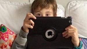 Medienkompetente Kinder: Junge mit iPad