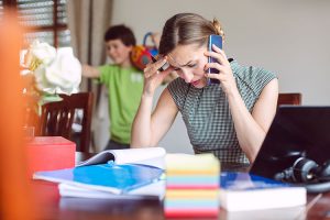 Gestresste Working Mom mit Kind: wenn die Nerven blank liegen.