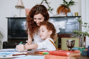 Entspanntere Erziehung Mama bastelt mit Kind