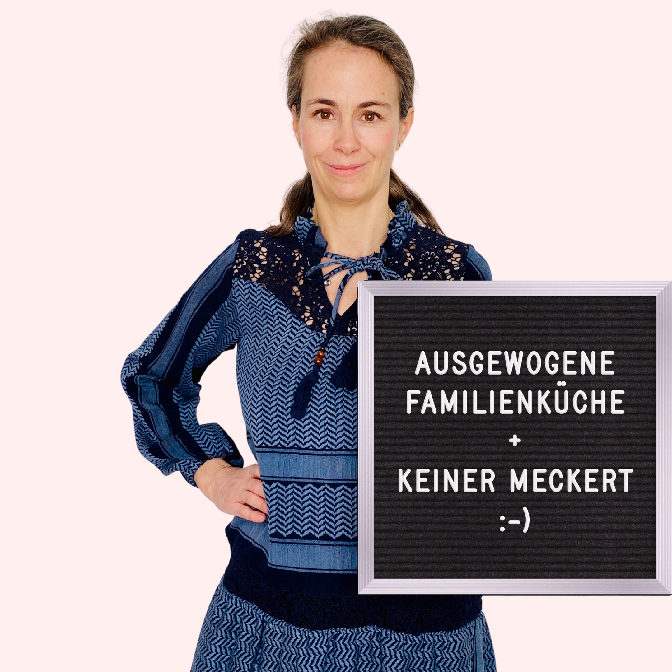 Giulia mit Letterboard: "Ausgewogene Familienküche = Keiner meckert!"